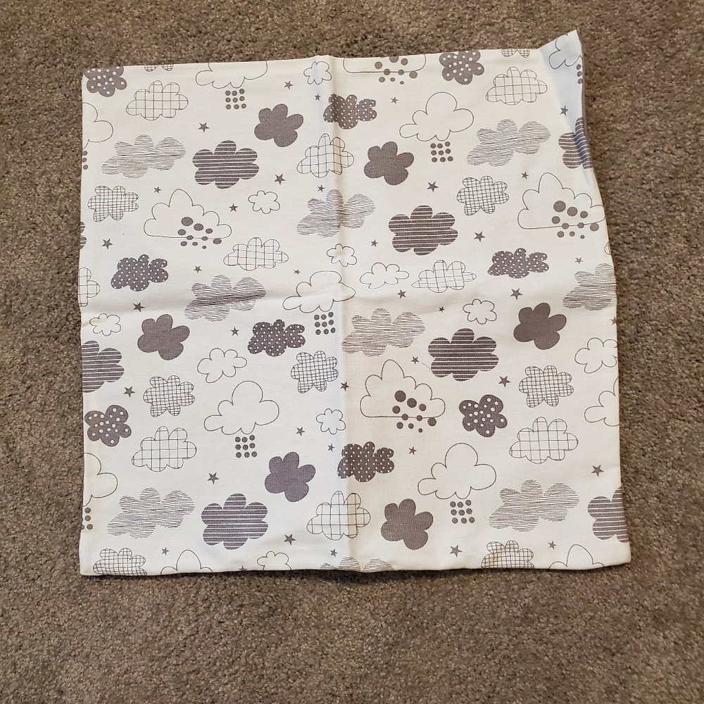 NEW Thirty-One Cloud Print 17" Pillow Cover